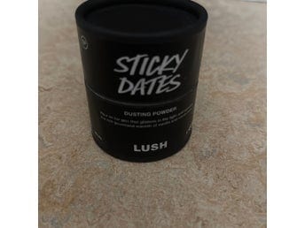 Lush Sticky Dates Dusting Powder