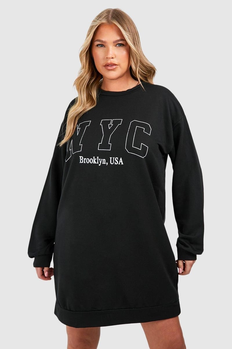Boohoo Plus NYC Sweatshirtklänning med slogan