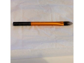 Real Techniques Pointed Foundation Brush